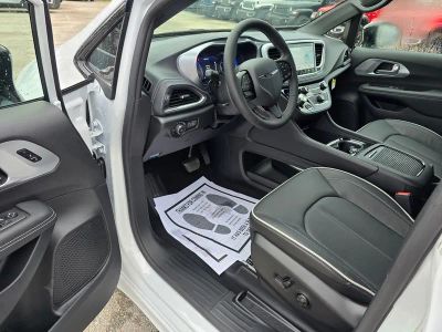 2026 Chrysler Pacifica — photo 15 view