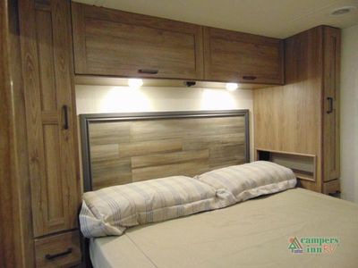 2024 Winnebago Sunstar - Photo 33