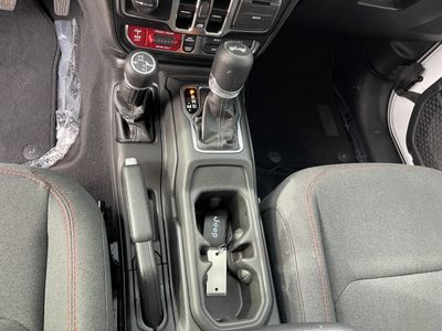 2025 Jeep Wrangler - Photo 14
