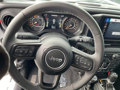 2025 Jeep Wrangler - Photo 11