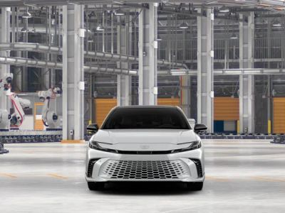 2026 Toyota Camry - Photo 2