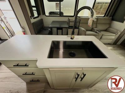2027 Cougar Half-Ton 28RLI — photo 19 view