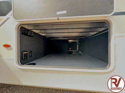 2027 Cougar Half-Ton 28RLI — photo 8 view