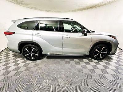 2021 Toyota Highlander - Photo 2