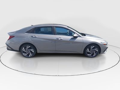 2025 Hyundai Elantra — photo 8 view