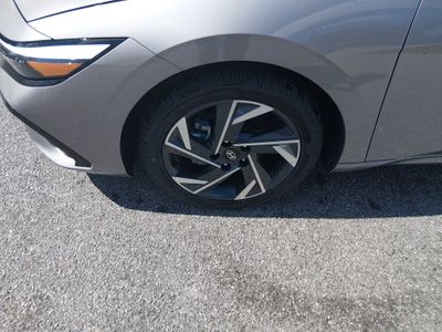 2025 Hyundai Elantra — photo 10 view