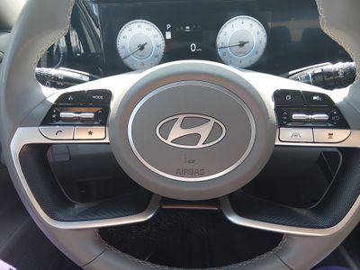 2025 Hyundai Elantra — photo 12 view