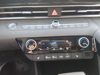 2025 Hyundai Elantra — photo 18 view