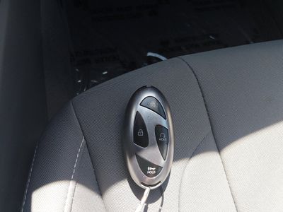 2025 Hyundai Elantra — photo 15 view