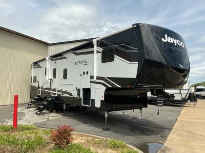 2026 Jayco Seismic 359 — front three-quarter view
