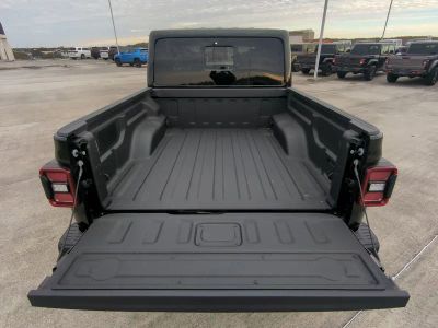 2026 Jeep Gladiator — photo 14 view