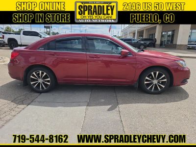 2013 Chrysler 200 — rear three-quarter view