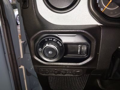 2024 Jeep Wrangler — photo 13 view