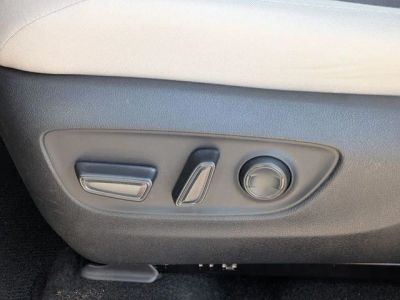 2025 Toyota RAV4 - Photo 13