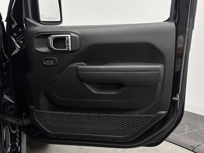 2025 Jeep Wrangler - Photo 28