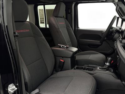 2025 Jeep Wrangler - Photo 30