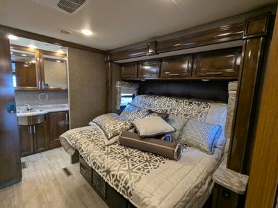 2020 Thor Motor Coach Challenger — photo 24 view