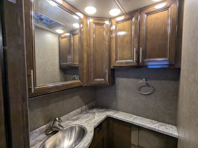 2020 Thor Motor Coach Challenger — photo 19 view