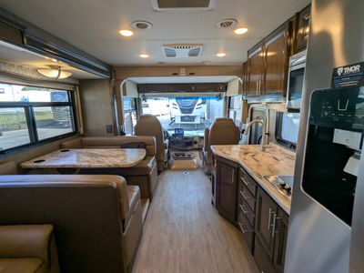 2020 Thor Motor Coach Challenger — photo 30 view