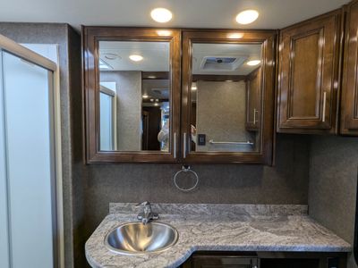 2020 Thor Motor Coach Challenger — photo 17 view