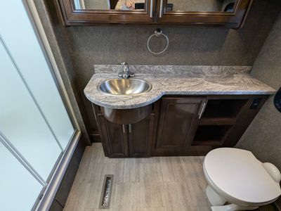 2020 Thor Motor Coach Challenger — photo 14 view