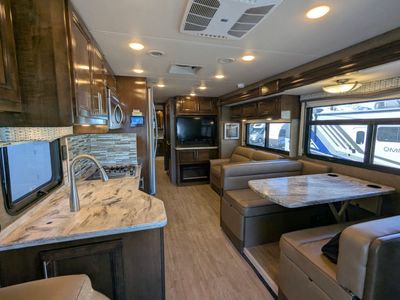 2020 Thor Motor Coach Challenger — photo 25 view