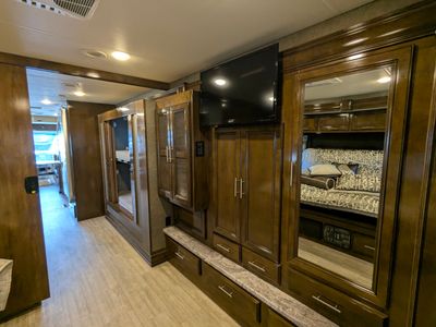 2020 Thor Motor Coach Challenger — photo 11 view