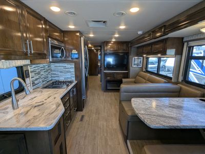 2020 Thor Motor Coach Challenger — photo 33 view