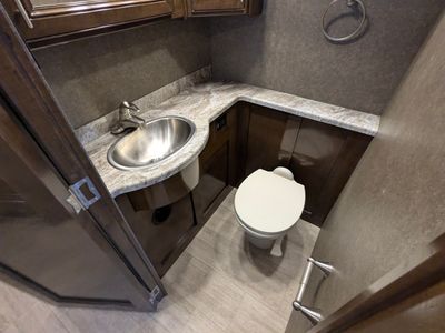 2020 Thor Motor Coach Challenger — photo 20 view