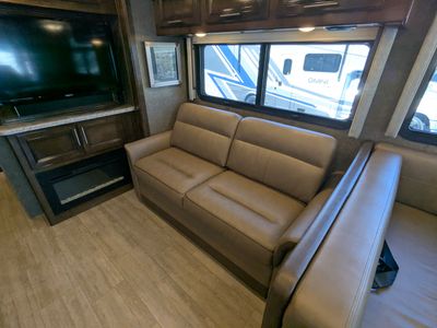 2020 Thor Motor Coach Challenger — photo 9 view