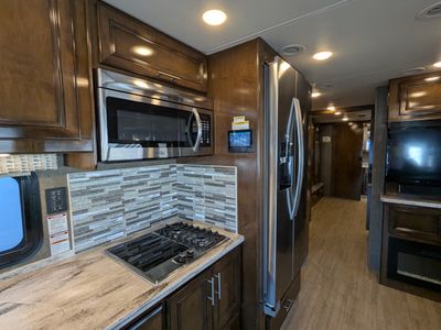 2020 Thor Motor Coach Challenger — photo 21 view