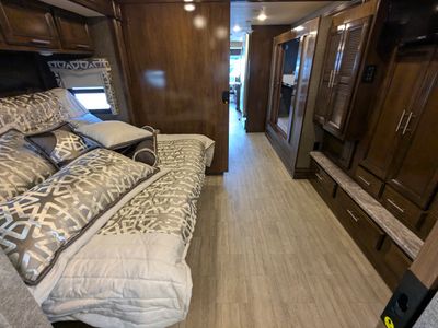 2020 Thor Motor Coach Challenger — photo 35 view