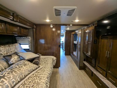 2020 Thor Motor Coach Challenger — photo 12 view