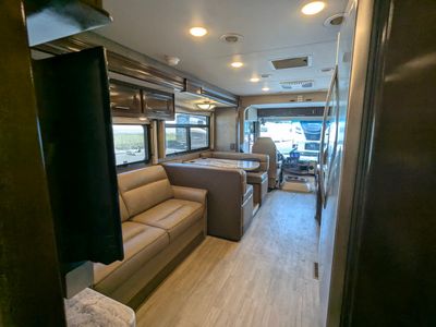 2020 Thor Motor Coach Challenger — photo 18 view