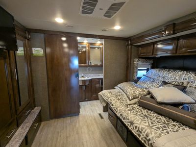 2020 Thor Motor Coach Challenger — photo 31 view