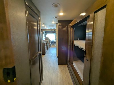 2020 Thor Motor Coach Challenger — photo 32 view