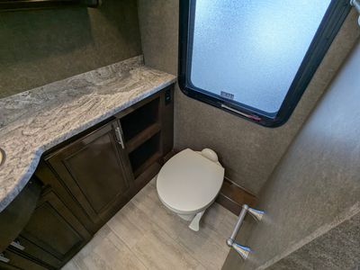 2020 Thor Motor Coach Challenger — photo 28 view