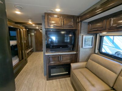 2020 Thor Motor Coach Challenger — photo 26 view