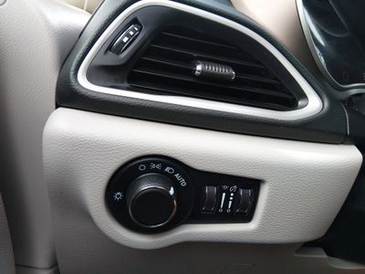 2023 Chrysler Voyager — photo 13 view