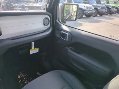 2026 Jeep Gladiator — photo 17 view