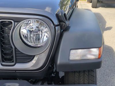 2026 Jeep Gladiator — photo 10 view