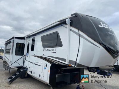 2026 Jayco Pinnacle 32RLTS — front three-quarter view