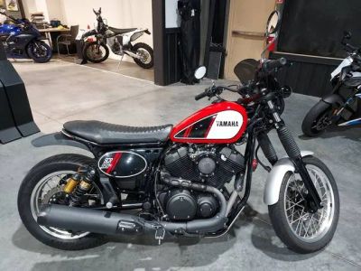 2017 Yamaha SCR950 — front three-quarter view