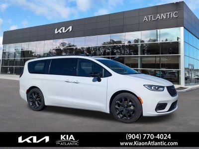 2025 Chrysler Pacifica Limited in White — front three-quarter view