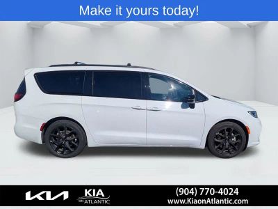 2025 Chrysler Pacifica — side profile view
