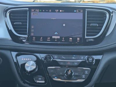 2025 Chrysler Pacifica — photo 18 view