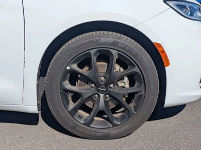 2025 Chrysler Pacifica — photo 11 view