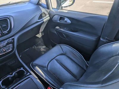 2025 Chrysler Pacifica — photo 17 view