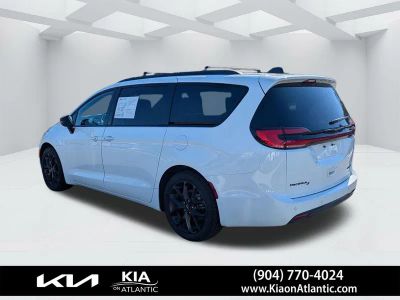 2025 Chrysler Pacifica — detail view