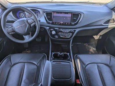 2025 Chrysler Pacifica — photo 15 view